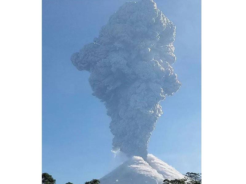 Gunung Merapi aktif dan memuntahkan lava. - Liputan 6