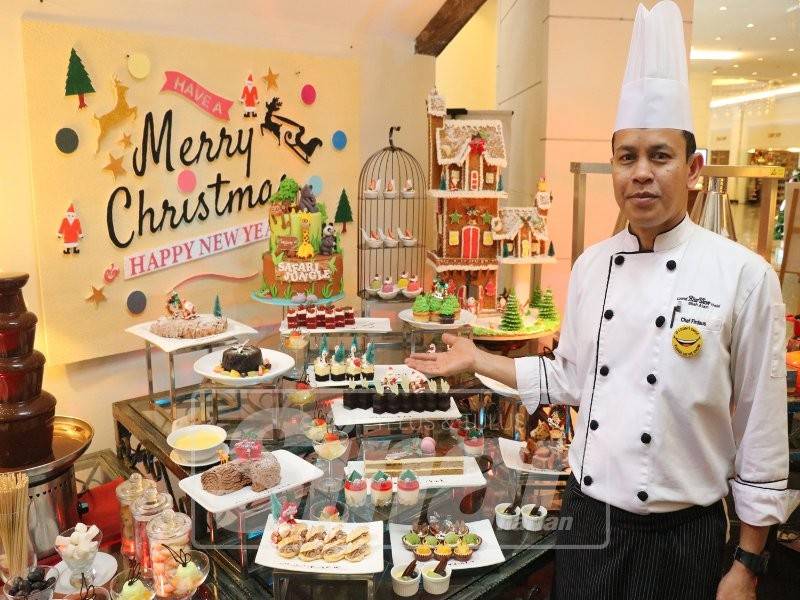 Chef Ahmad Al-Hafiz menunjukkan antara sajian istimewa yang ditawarkan sempena sambutan Krismas dan Tahun Baharu 2019.