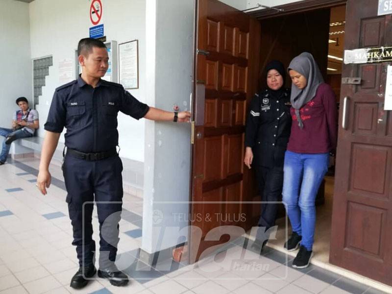 Tertuduh ketika dibawa keluar dari Mahkamah Majistret Melaka selepas didakwa menyembunyikan kelahiran janin bayi lelaki bulan lalu.