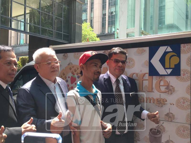 Saifuddin (kanan) ketika menyerahkan foodtruck kepada penjaja di KPDNHEP, hari ini.