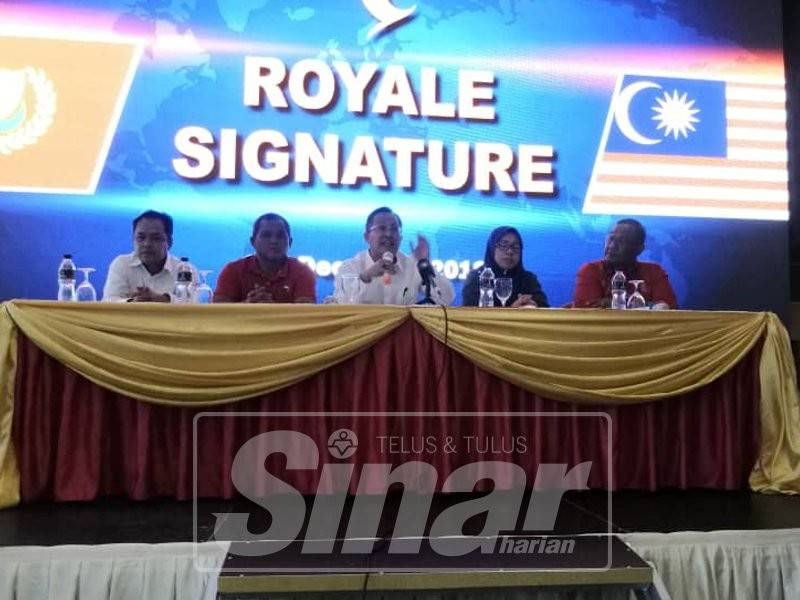 Mohd Rawi bersama 30 ahli Umno dari Langkawi umum keluar parti pada sidang media, di Hotel Royale Signature, di sini,hari ini.