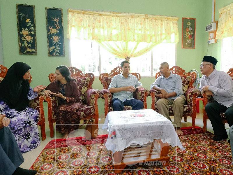 Tengku Sarafudin (empat, kanan) berbual dengan Mohd Kassim (tiga, kanan) sambil disaksikan Dr Ismail (dua, kanan). Manakala Che Puan Muda Zaheeda (dua, kiri) berbual dengan Asma.