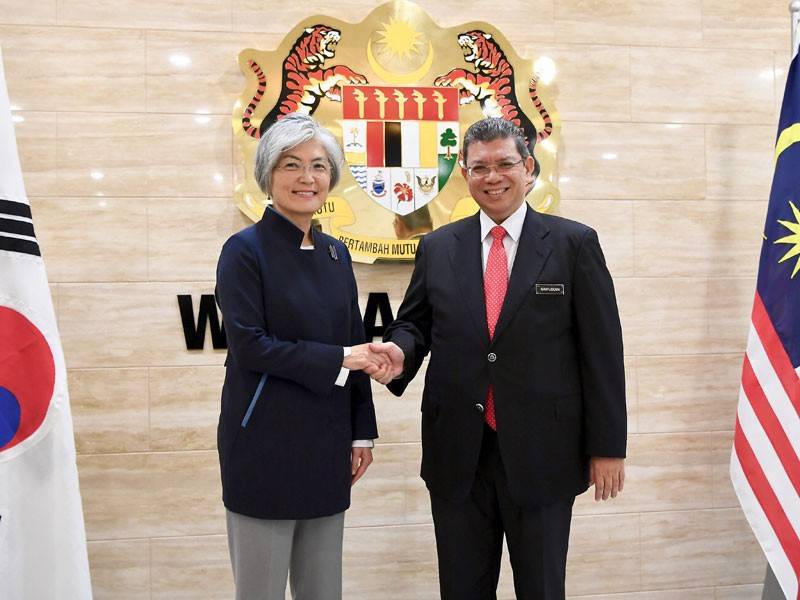 Saifuddin (kanan) bersama Kang Kyung-wha semasa menerima kunjungan Menteri Luar Korea Selatan itu di Wisma Putra hari ini. - Foto Bernama