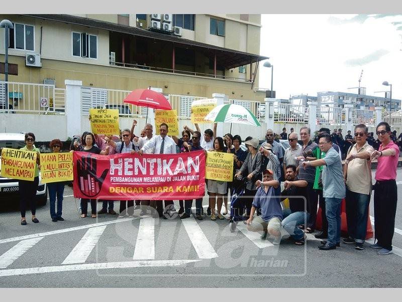 Antara penduduk yang hadir menghantar memorandum kepada MPKj.