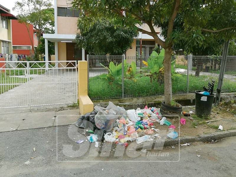 Keadaan sampah yang berselerak didakwa dibuang oleh warga asing.
