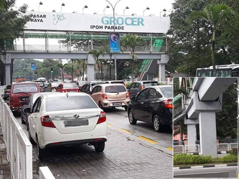 Keadaan struktur jambatan yang retak akibat dilanggar kenderaan syarikat kontraktor. - Foto pembaca