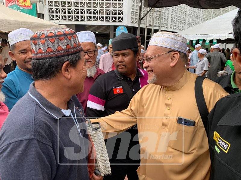 Mohd Amar mengambil peluang beramah mesra dengan pengunjung di Medan Ilmu.
