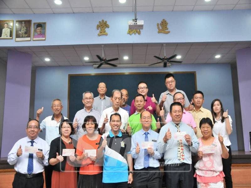 Abdul Yunus (hadapan, tengah) menyempurnakan majlis penyerahan bantuan khas kerajaan PH Perak kepada sekolah-sekolah Cina Parlimen Parit Buntar di SJKC Yu Chai, hari ini.
