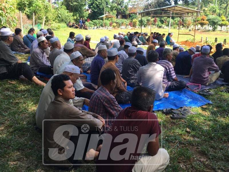 Pengebumian Mohamad Rafie di Tanah Perkuburan Islam Tanjung Keling di sini, pagi tadi.