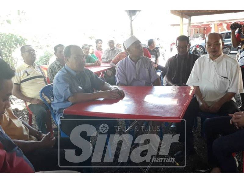 Jamil (dua, kiri) mengetuai majlis tahlil ringkas di kediaman keluarga Allahyarham Muhammad Adib. Turut kelihatan Mohd Kassim (tengah).