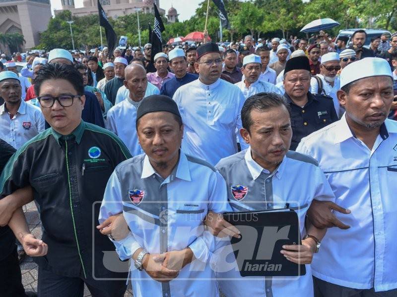 Aminuddin (dua, kanan) bersama beberapa pimpinan NGO berjalan menuju ke Pejabat Perdana Menteri bagi menghantar memorandum berkenaan. Foto: SHARIFUDIN ABDUL RAHIM