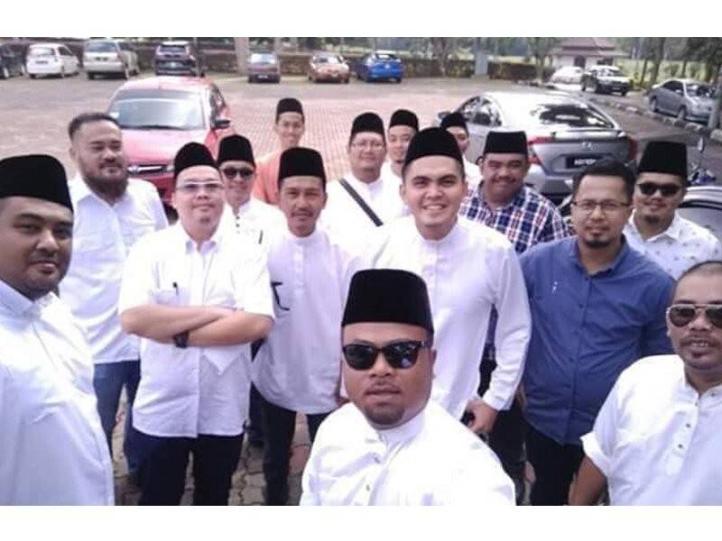 Akmal (tengah) bersama sebahagian pemuda Umno mendesak Peguam Negara segera menubuhkan satu Suruhanjaya Siasatan DiRaja (RCI).