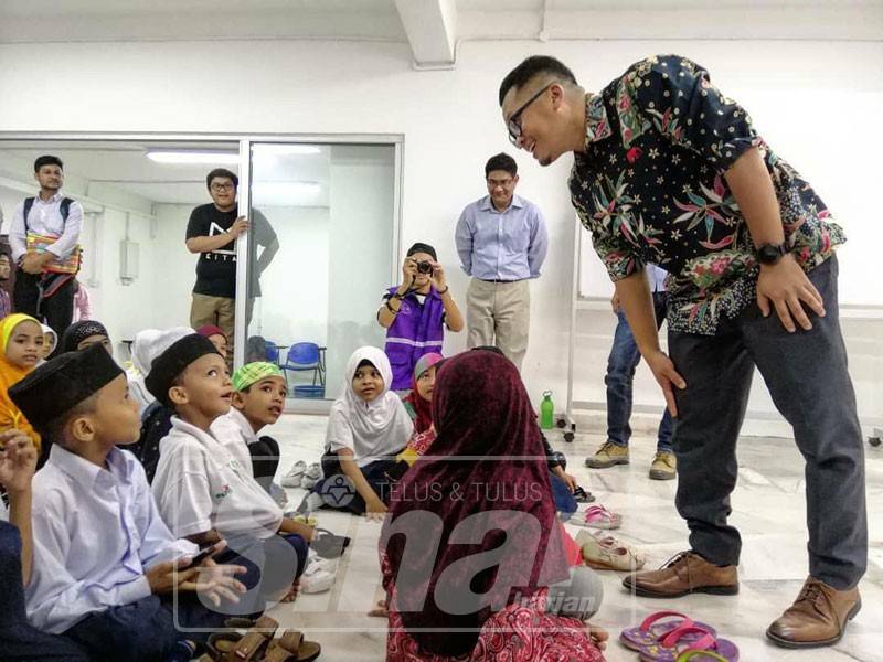 Nik Nazmi beramah mesra dengan anak-anak Rohingya yang mengikuti aktiviti seni di Mahar Humanitarian Centre semasa sesi lawatannya, baru-baru ini.