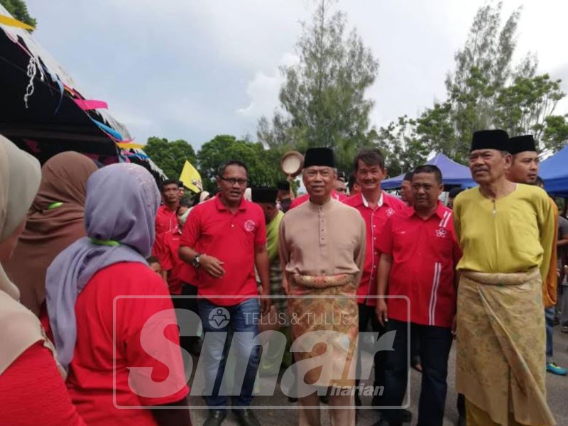 Muhyiddin (tengah) bermesra bersama penduduk Parlimen Pagoh sempena Program Jom Ke Sekolah 2019 Parlimen Pagoh kepada 550 penerima di Kompleks Sukan Pagoh, Muar.