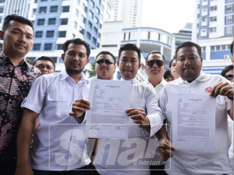 Mohamed Nizham (tengah) bersama ahli Pemuda Umno Kuala Lumpur hadir ke IPD Dang Wangi membuat laporan polis berhubung kenyataan Waytha Moorthy. - Foto Sinar Harian oleh SHARIFUDIN ABDUL RAHIM