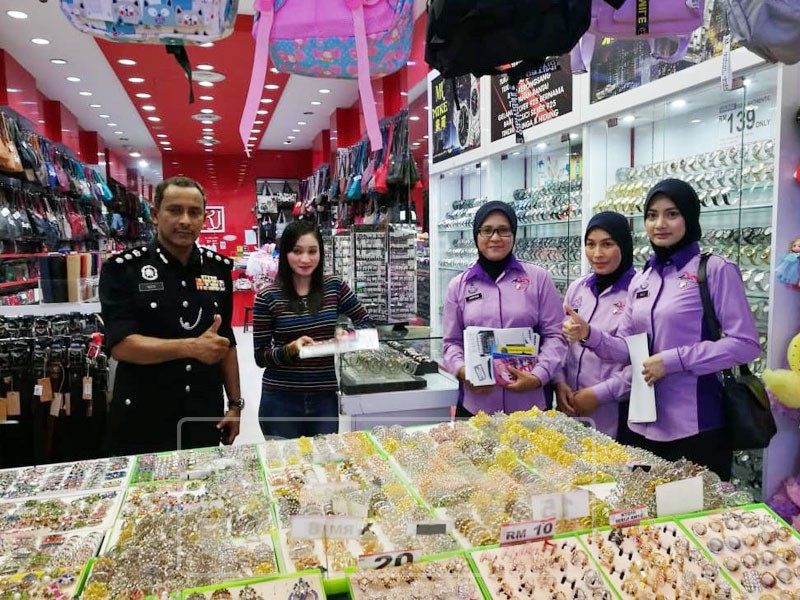 Mohd Noor beramah mesra bersama peniaga pada Program Hari Bertemu Pelanggan Ibu Pejabat Polis Daerah (IPD) Kuantan di Kuantan Parade, hari ini.