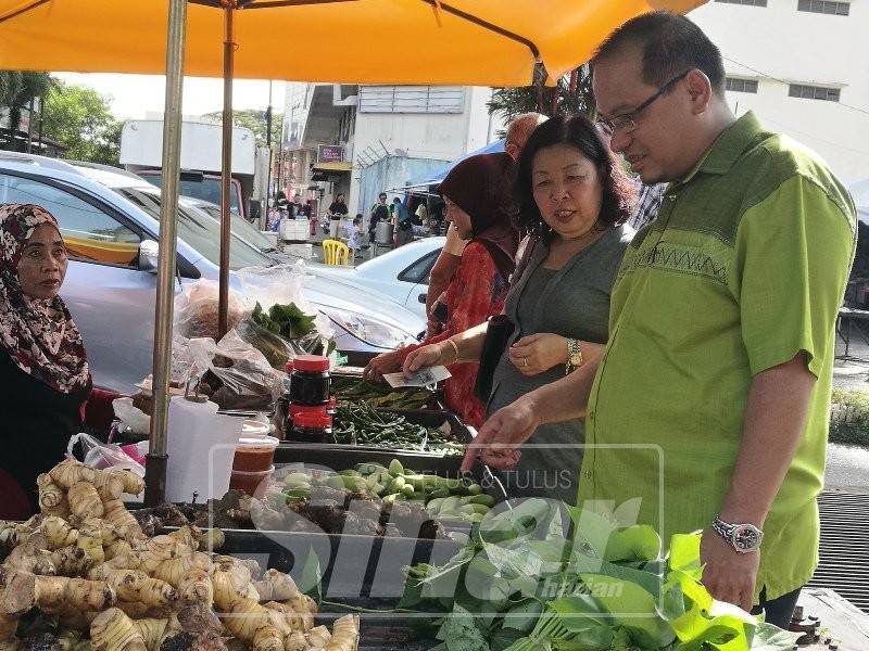 Ahmad Amzad sempat meninjau Pasar Pagi Kampung Tiong sempena Bicara Bersama Yang Berhormat Wakil-Wakil Rakyat Kuala Terengganu di Pasar Pagi Kampung Tiong.