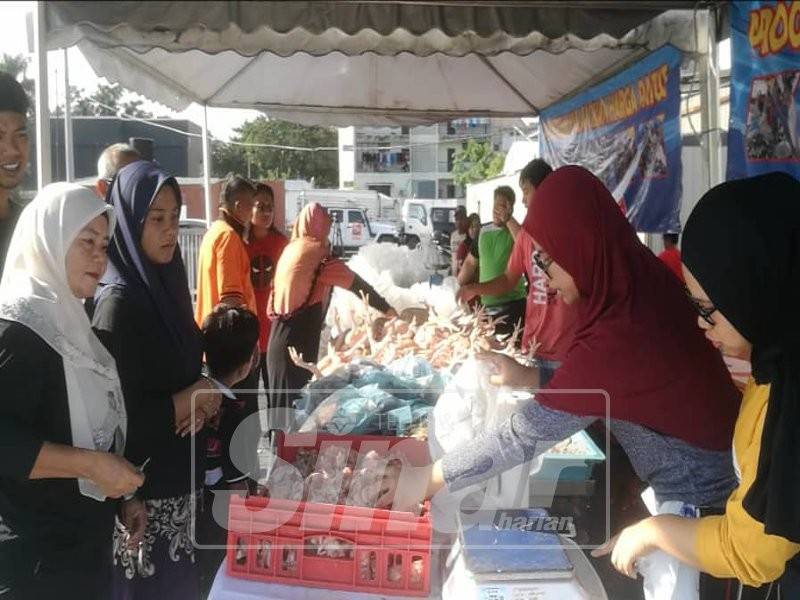 Antara orang awam yang membeli bekalan ikan dan ayam yang lebih rendah daripada harga pasaran.
