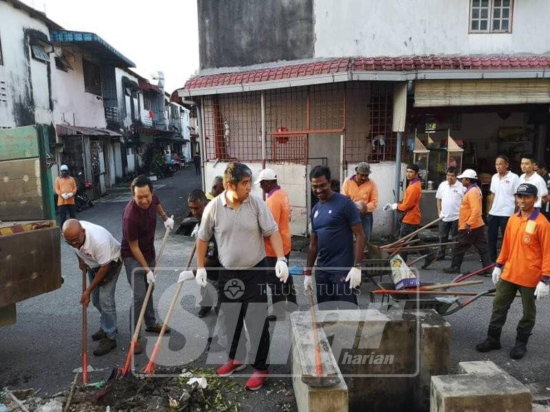 Boon Piow turut sama-sama bergotong-royong membersihkan kawasan sekitar Bandar Baru Bercham.
