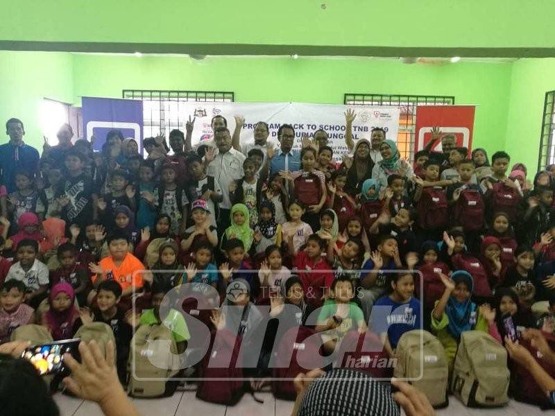 Ahmad Rezahan dan Mohd Sofi (tengah) bersama penerima sumbangan pada program kembali ke sekolah TNB 2019 peringkat DUN Durian Tunggal yang disempurnakan oleh Adun Durian Tunggal, Datuk Mohd Sofi Wahab di Dewan Kompleks Japerun Durian Tunggal di sini.
