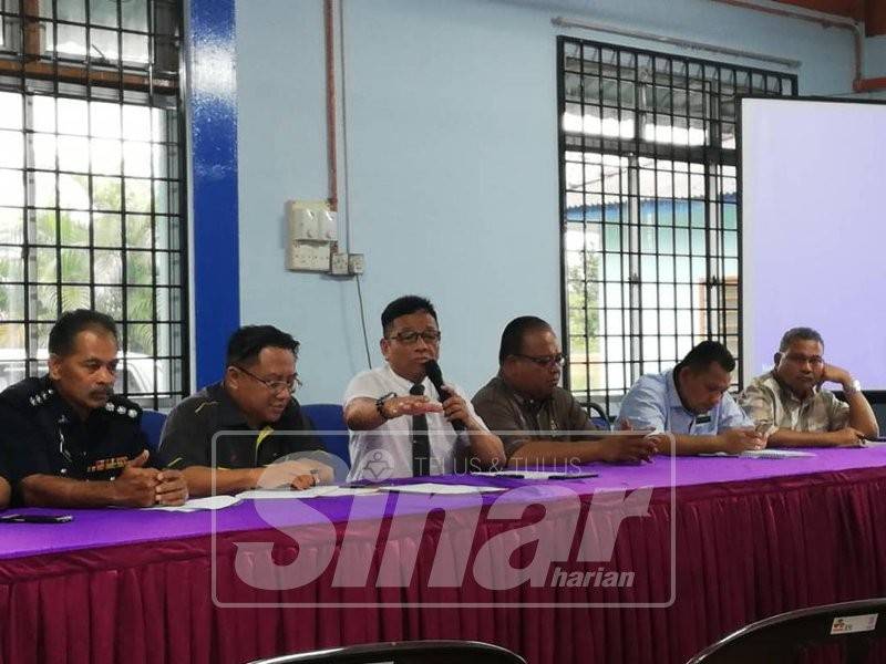 Norhizam hadir di sesi dialog bersama lebih 20 penternak lembu dan kambing kawasan Dun Gadek di Dewan Komuniti Dun Gadek di sini.