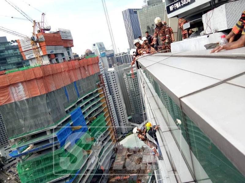 Dua pekerja pencuci bangunan tergantung di luar sebuah hotel di Persiaran KLCC hampir 20 minit selepas gondola yang digunakan mereka menghadapi masalah teknikal pagi tadi