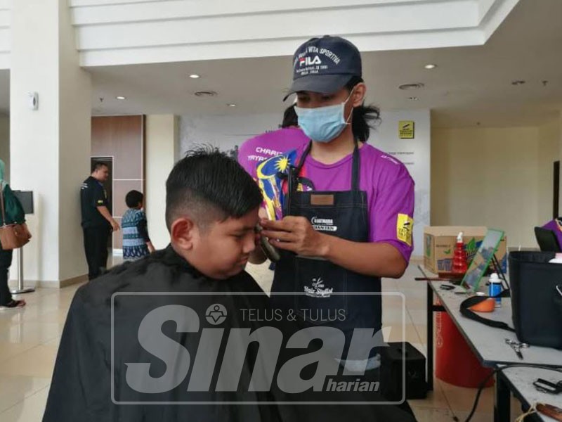 Program gunting rambut amal ini dapat meringankan ibu bapa dan penjaga berpendapatan rendah.