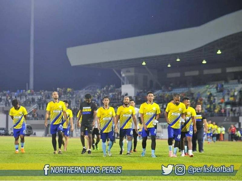 Kehadiran lebih 10,000 penyokong di Stadium Tuanku Syed Putra berjaya meningkatkan semangat pemain Perlis untuk membenam Kedah 3-1 pada aksi persahabatan di Kangar, semalam. - Foto: NorthernLions Perlis