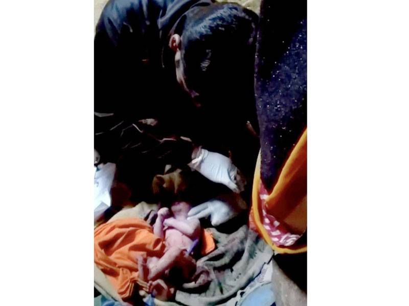 Bayi tersebut ditemui di bawah dari ibunya yang menggantung diri di sebuah kandang lembu di Madhya Pradesh.