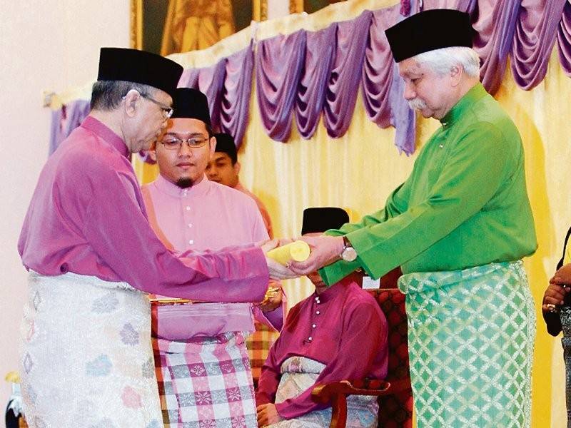 Tuanku Muhriz berkenan menyampaikan pentauliahan Ahli Mains sesi 2018-2021 kepada Pengerusi Mains, Datuk Mohamed Husein.