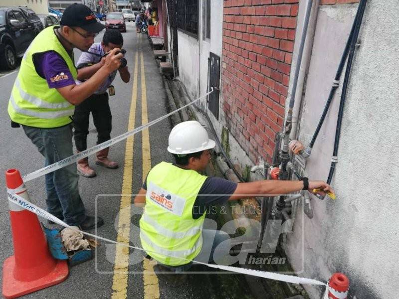 Kakitangan Sains menjalankan pemeriksaan dan siasatan terhadap premis yang disyaki mencuri air.