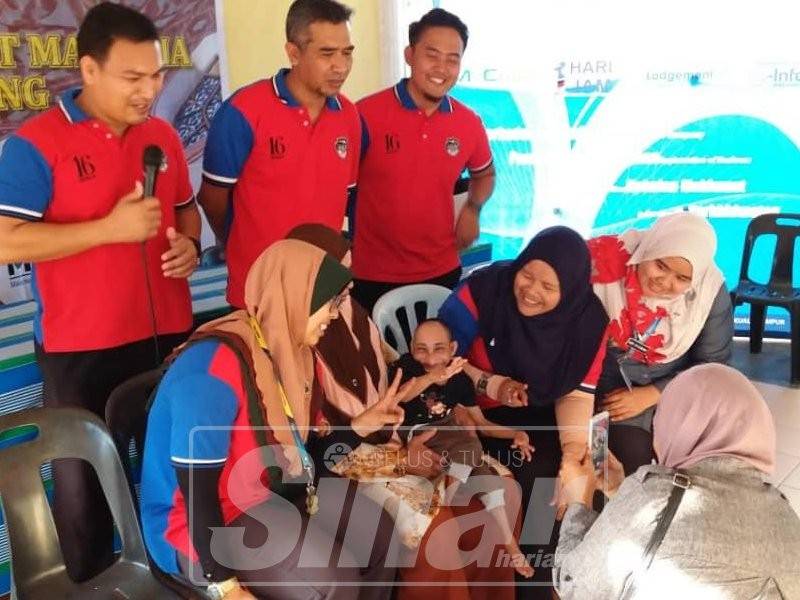 Baby Misai bertemu Roslina dan kakitangan SSM selepas penyampaian zakat