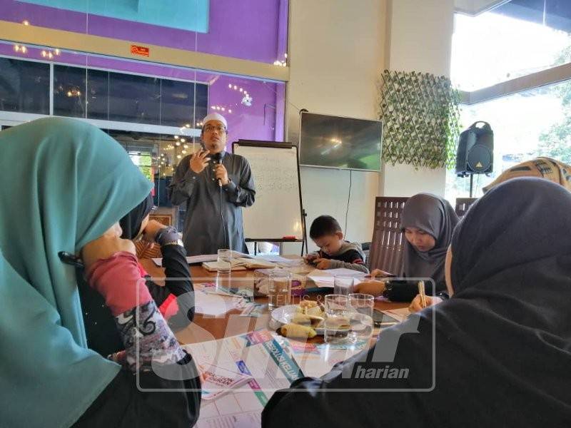 Ustaz Safri (kanan) menyampaikan santapan rohani sempena Family With al-Quran Membangun Keluarga Quran: Didikan Luqman. Foto: Hasril Aswandi