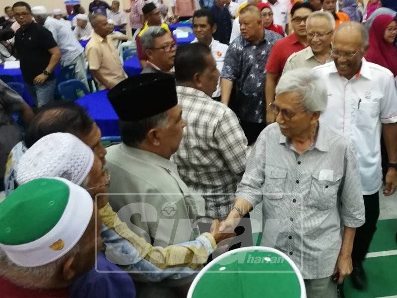 Tun Daim hadir pada majlis tersebut sempena program turun padang ke tanah rancangan Felda di Felda Sungai Tengi, semalam.