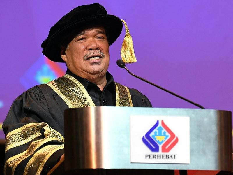 Menteri Pertahanan Mohamad Sabu berucap pada Majlis Konvokesyen Perbadanan Hal Ehwal Bekas Angkatan Tentera (PERHEBAT) Ke-52 di Wisma Perwira ATM hari ini. Foto: Bernama