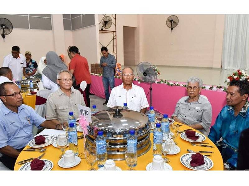 Mazlan bersama Tun Daim dan pengurusan Felda pada majlis tersebut di Dewan Komuniti Felda Sungai Tengi. Foto: Unit Studio Felda