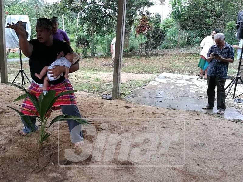 Silat atas pucuk kelapa yang diadakan bagi meraikan kelahiran Muhammad Aisy Amsyar Muhammad Zulkifli di Kampung Kemunchup.