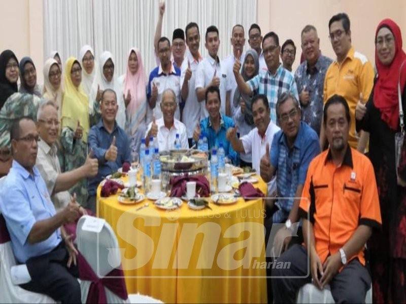 Megat Zaharuddin bersama Tun Daim dan warga Felda pada majlis itu di Dewan Komuniti Felda Sungai Tengi, di sini.