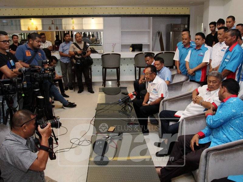 Mohamad Suparadi mengadakan sidang media berhubung kemelut yang melanda PKR Kelantan ketika ini.