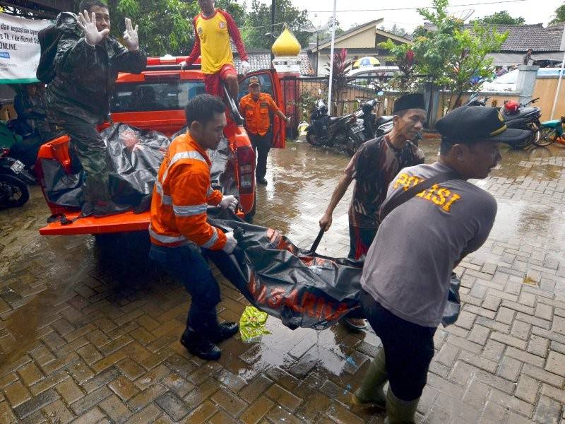 Pasukan penyelamat membawa mangsa yang terkorban susulan tsunami Sunda ke rumah mayat sementara di Carita. - Foto AFP