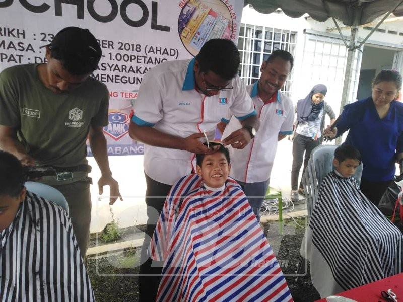 Sekitar Program Kembali Ke Sekolah yang dianjurkan Angkatan Muda Keadilan (AMK) Kota Raja, hari ini.
