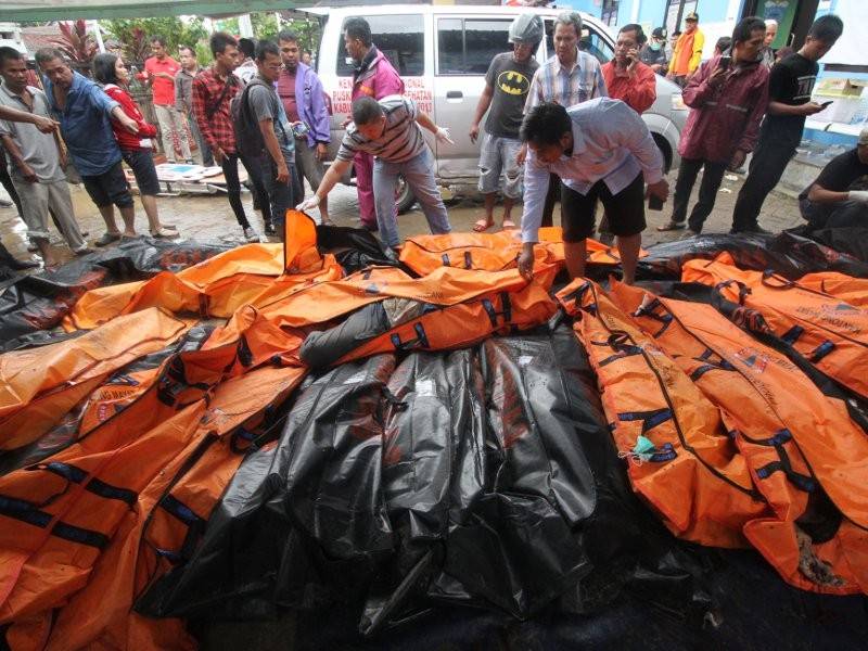 Penyelamat menempatkan mayat mangsa di bilik mayat sementara di Carita susulan tsunami yang melanda Selat Sunda, semalam. - Foto AFP