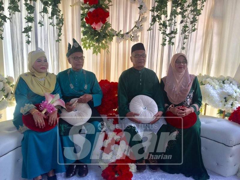 Kedua-dua pasangan tersenyum sipu ketika bersanding di atas pelamin
