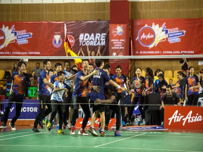 Pemain perseorangan lelaki Selangor, Chua Jin Yang (tengah) meraikan kemenangan bersama rakan sepasukan selepas menewaskan Goi Zi Chyan dari Pulau Pinang pada Kejohanan Akhir Liga Badminton Remaja Kebangsaan AirAsia- BAM di Stadium Juara Bukit Kiara hari ini. -foto Bernama