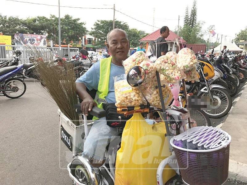 Tukimin mampu berniaga dengan menunggang motosikal khasnya ke beberapa pasar di sekitar Bukit Gambir, Tangkak.