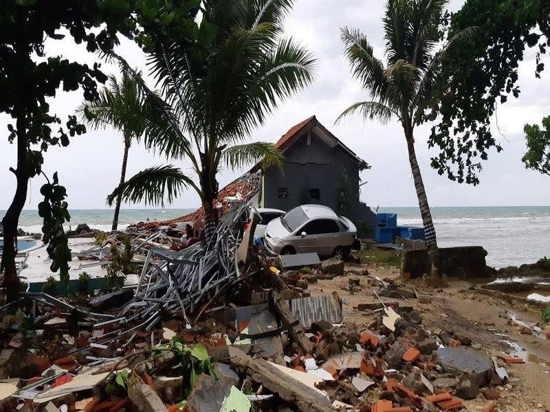 Ratusan rumah musnah akibat tsunami yang membadai Selat Sunda malam Sabtu lalu.- Foto Reuters