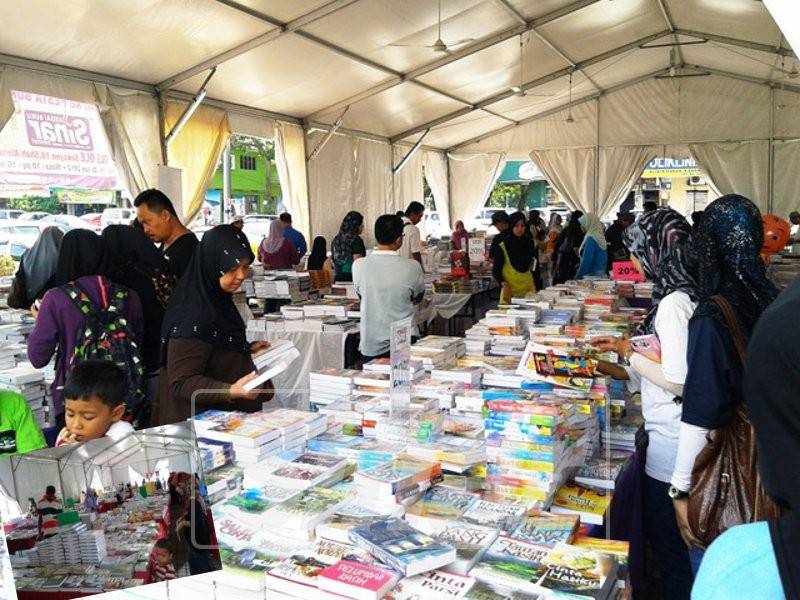 Sekitar kemeriahan pesta 'Kembali Ke Sekolah Ekstravaganza' di Pusat Membeli-belah Ole-ole, Shah Alam.