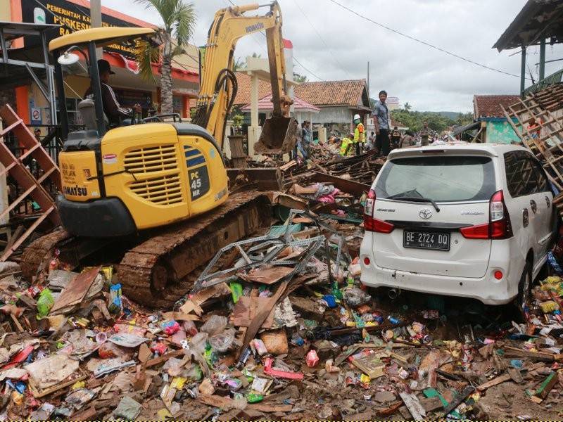 Penyelamat mencari mangsa di sepanjang pantai Lampung Selatan selepas ia dibadai tsunami pada malam Sabtu lalu. - Foto AFP