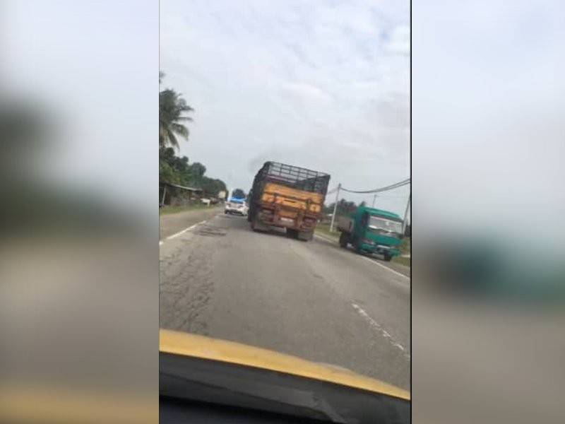 Gambar yang dirakam pengguna jalan raya sebelum suspek berjaya ditahan polis.