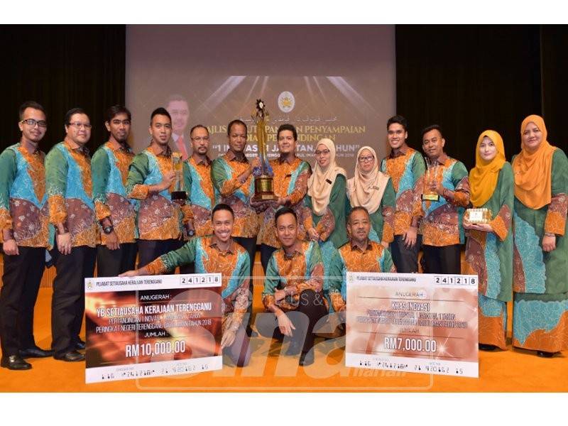 Kumpulan MP-Tec dan GTO daripada Majlis Perbandaran Kemaman bersama anugerah dan piala yang dimenangi sempena Majlis Penutupan dan Penyampaian Hadiah Pertandingan 1Inovasi, 1Jabatan, 1Tahun Peringkat Negeri di Wisma Darul Iman, di sini, hari ini.